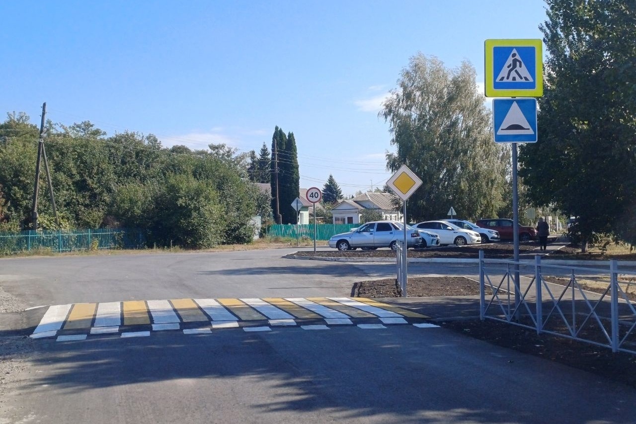 Новые пешеходный переход и парковка