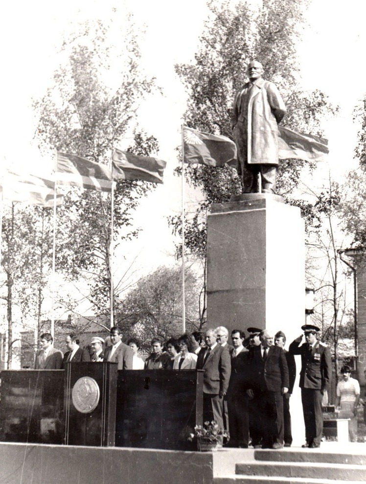На центральной площади с. Пичаево, 1 мая 1989 год