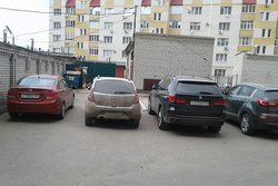В некоторых дворах Тамбова неудачно припаркованные авто мешают коммунальщикам вывезти мусор