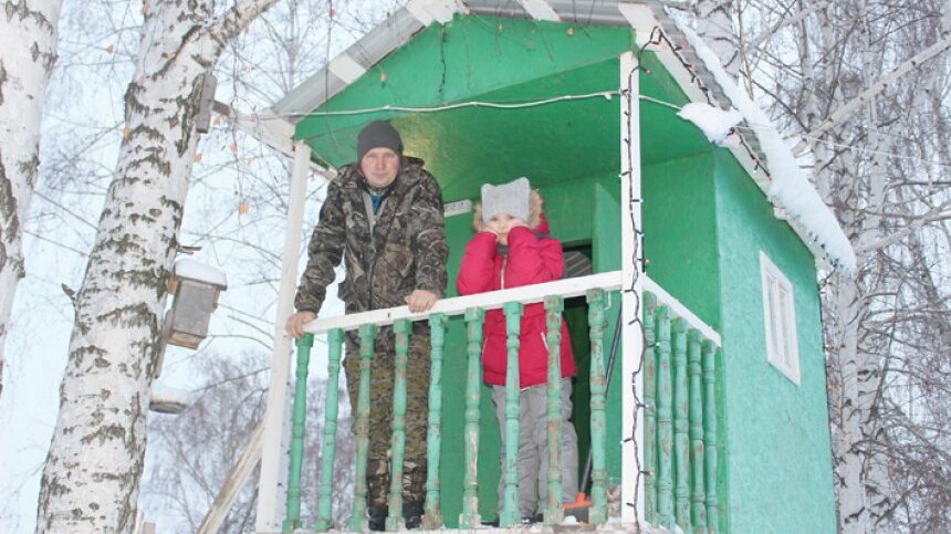 Александр Жидков и его дочь Настя на террасе сказочного домика. Фото Елены Потаповой