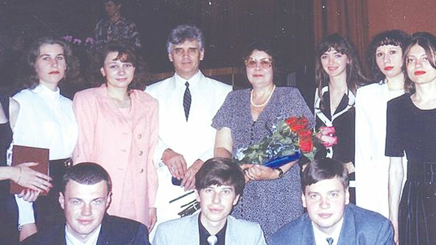 Выпуск специалистов 1998 года. Первый слева - Александр Никитин. Фото из архива Мичуринского ГАУ
