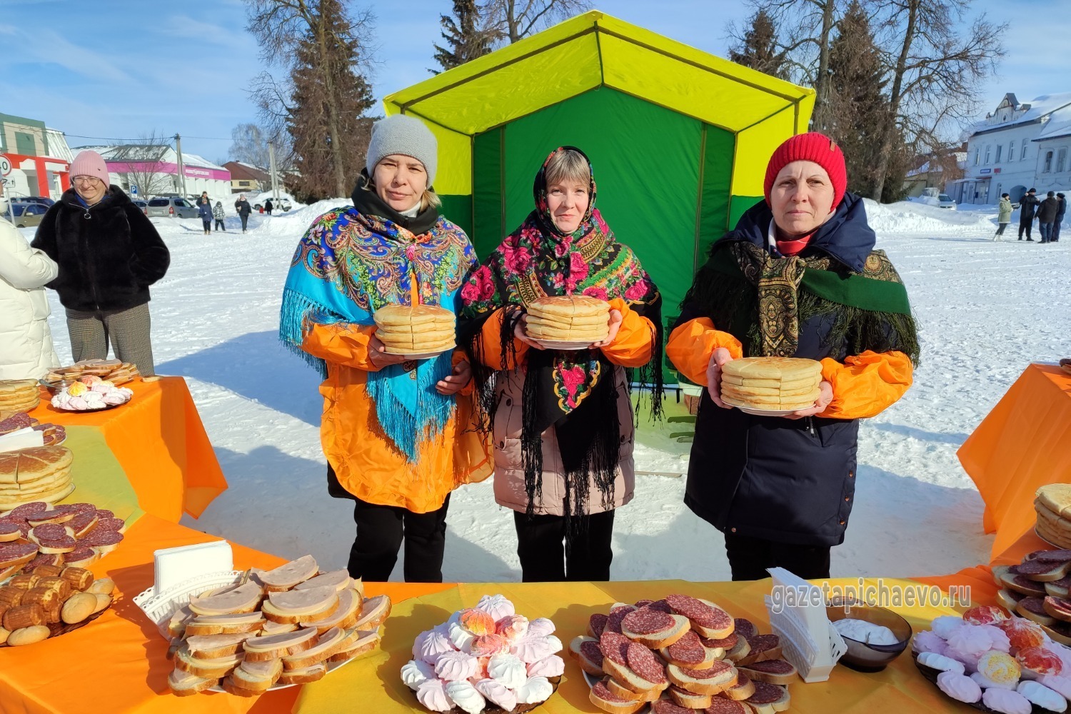 Зрителей угощали сотрудники Центра социальных услуг для населения