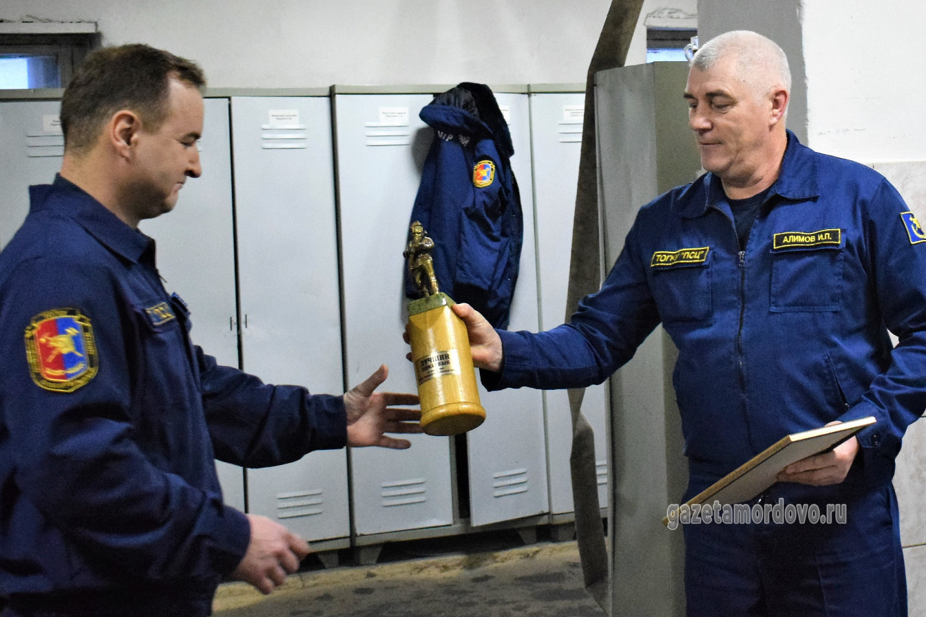 Переходящий кубок «Лучший пожарный» получил Андрей Катков (слева)