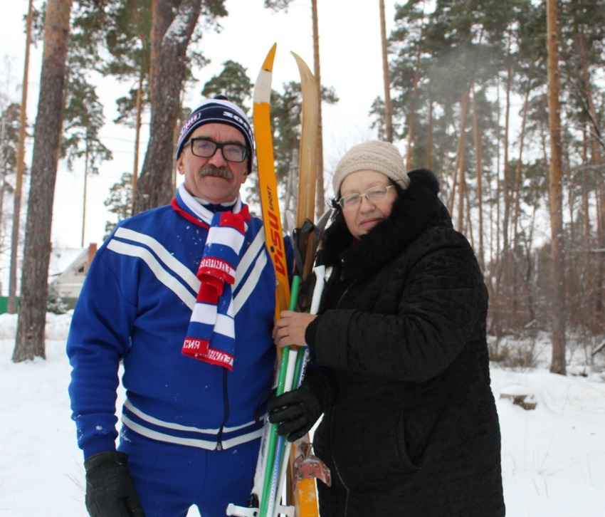 На лыжной прогулке главный редактор газеты Тамара Сантылова с мужем