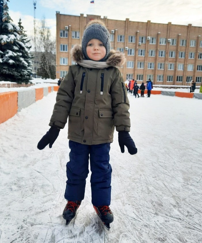 Младший внук Сантыловых тянется к катанию на коньках