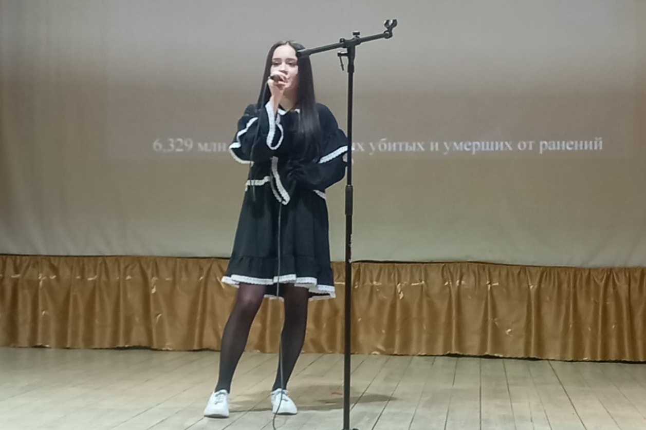 Александра Дудышева исполнила песню «Месяц май»