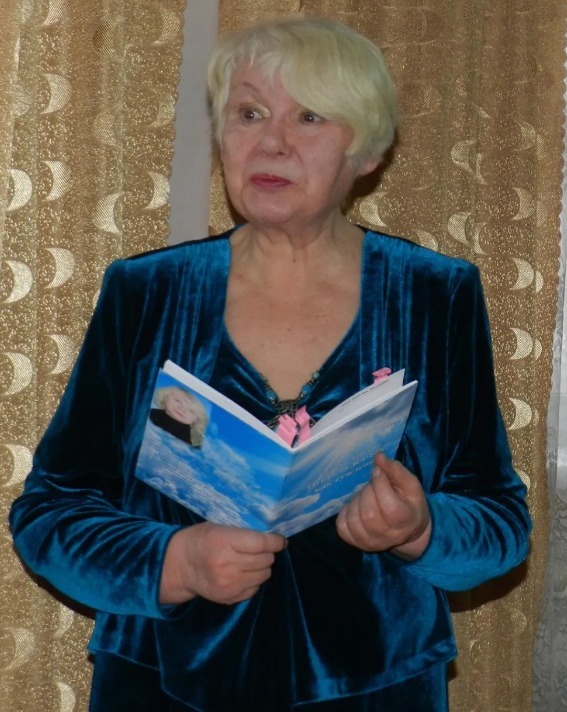 Галина Михайловна Широкова на презентации сборника своих стихов