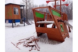 В Мичуринске вандалы разгромили новый детский городок на набережной