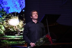 Николай Луганский выступил с благотворительным концертом в Ивановке