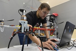 В Державинском создали робота для управления беспилотниками без участия человека 