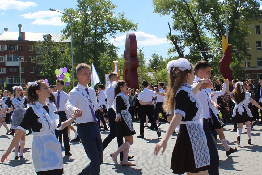 Прощальный вальс танцуют выпускники школы-ЭКОТЕХ