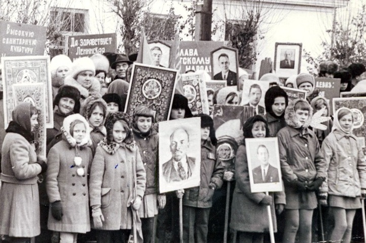 Лучшие пионеры на первомайской демонстрации, 1980 год
