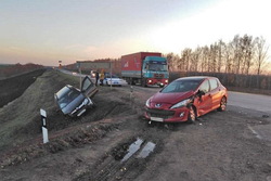В Знаменском районе столкнулись две иномарки, пострадала девушка-водитель