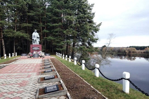 Мемориальный комплекс в Узречье, где похоронен Иван Семёнович Бирюков