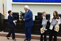 В Тамбовской облдуме наградили юных художников, участвовавших в выставке в Севастополе