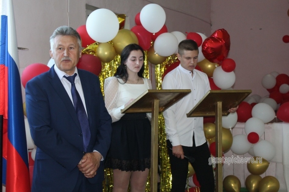 Выпускников Липовской школы поздравил заместитель главы администрации округа Виктор Штакин