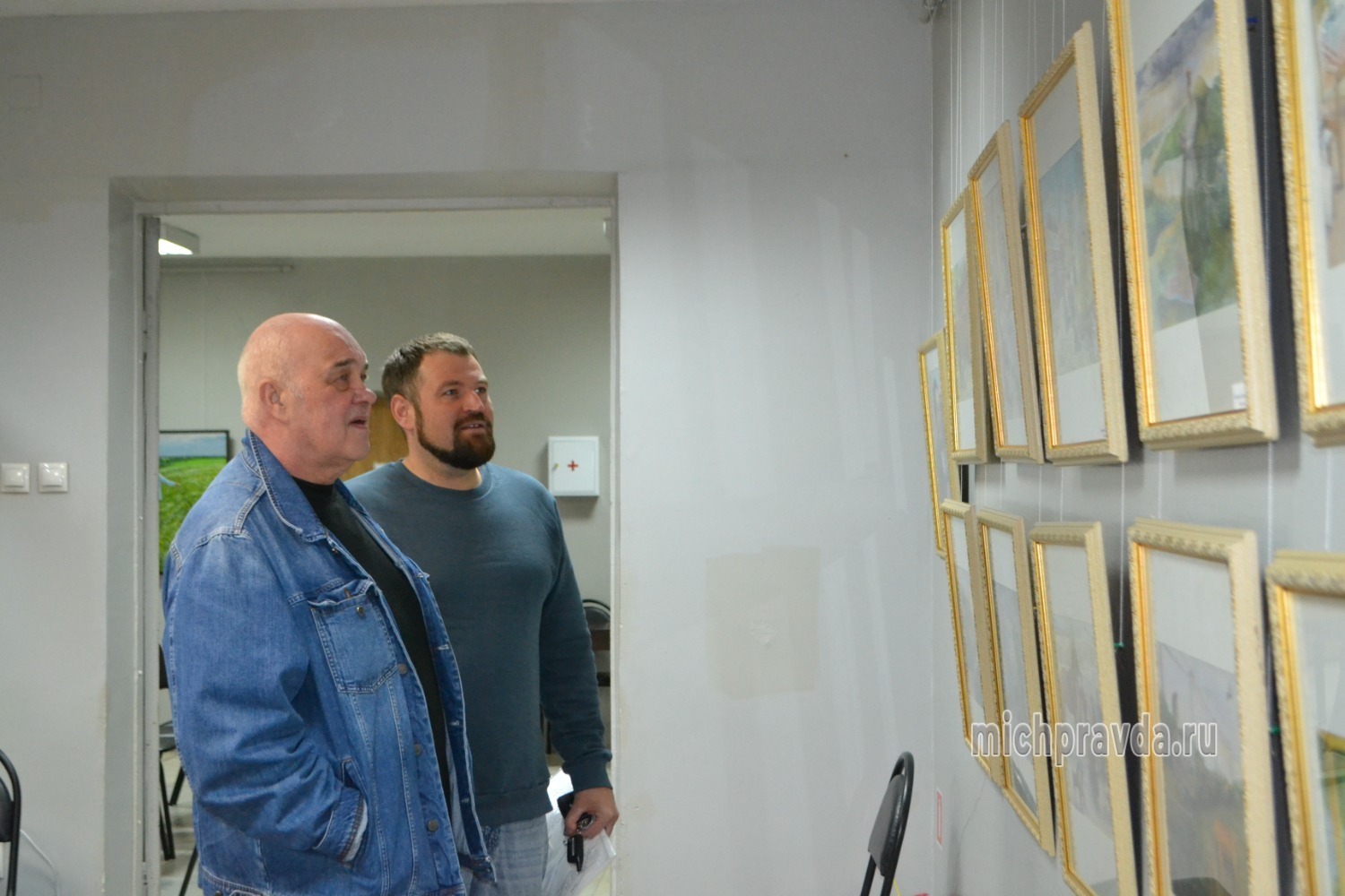 Илья Аркадьевич Платицын и Илья Васильевич Платицин знакомятся с экспозицией 
