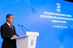 Дмитрий Медведев вручил членские билеты «Единой России» участникам СВО