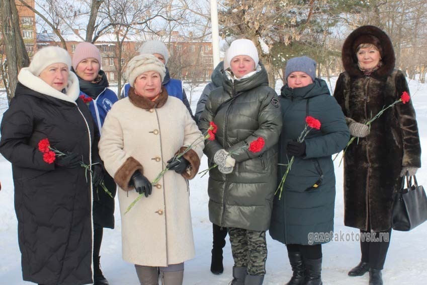 Участники церемонии возложения цветов к Вечному огню