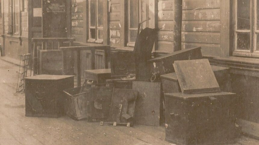 Разломанные денежные ящики на станции Козлов во время Мамонтовского набега