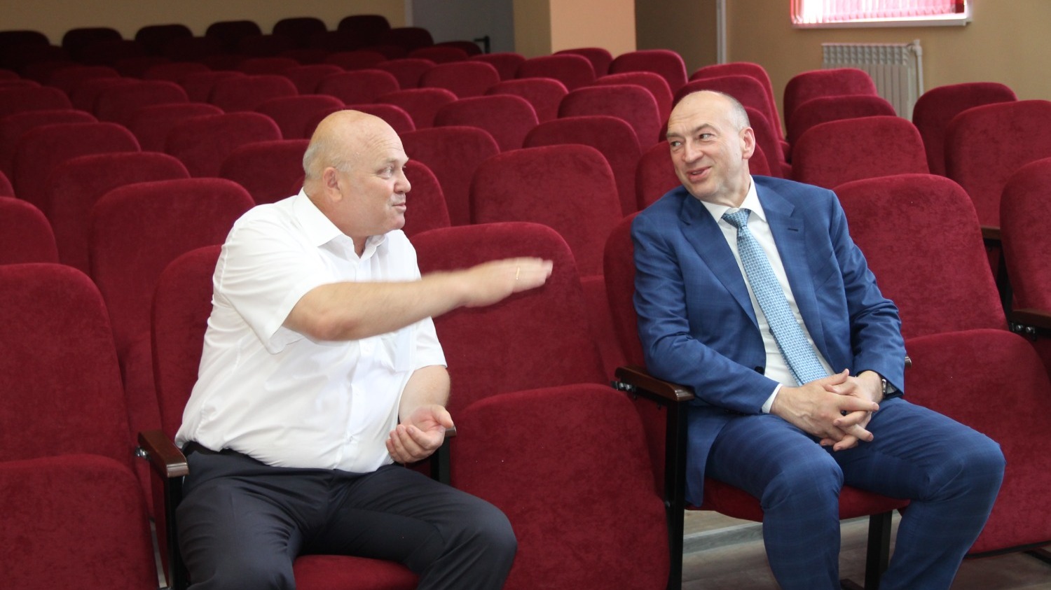 Александр Редин рассказывает депутату о реализации нацпроекта «Культура»