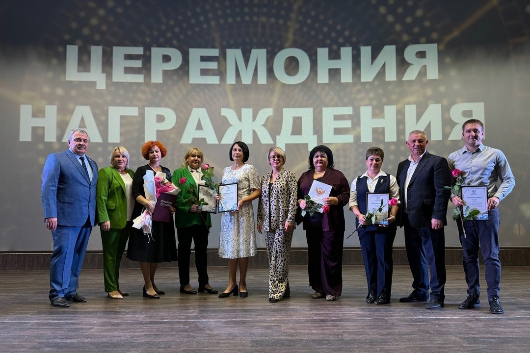 На сцене - обладатели федеральных и региональных наград с почётными гостями мероприятия