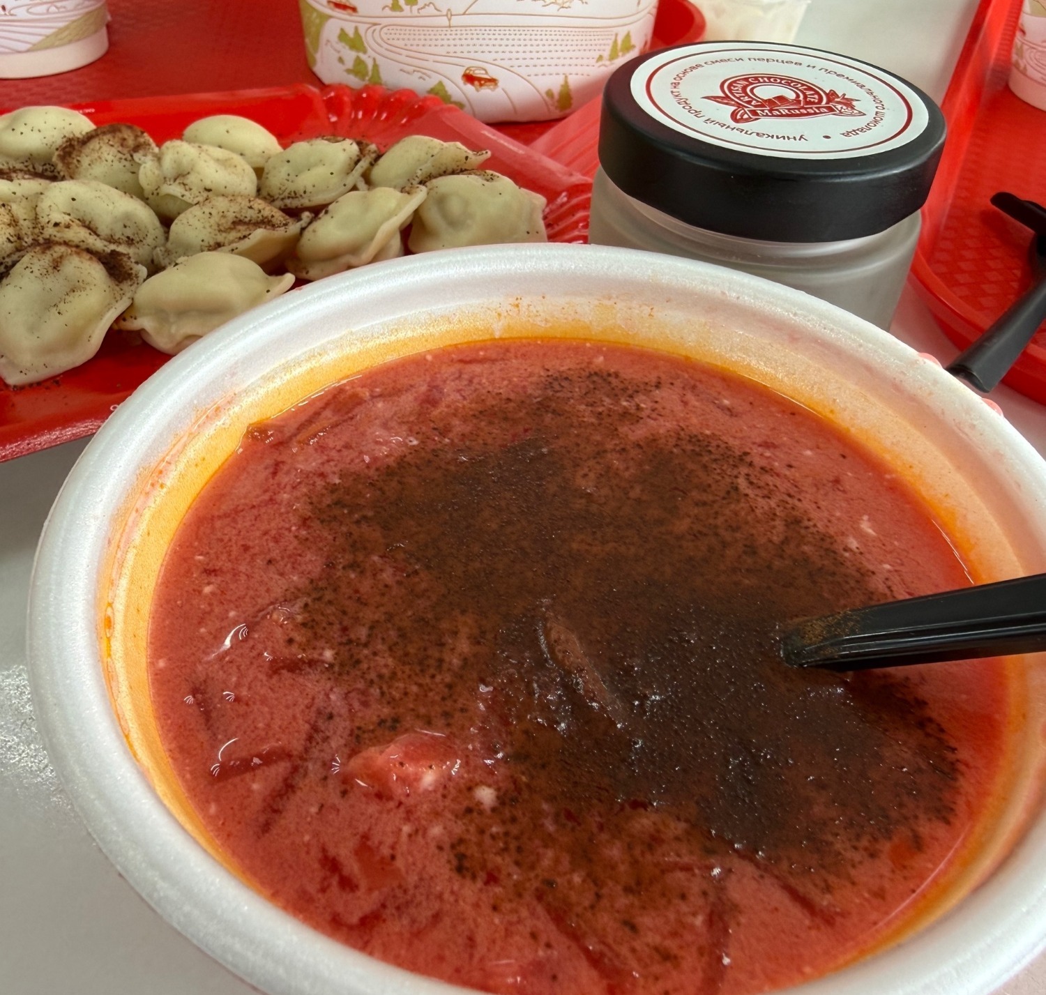 на снимке борщ и пельмени, приправленные шоколадными специями