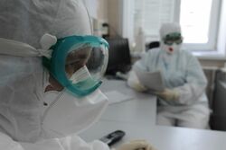 В Мичуринске медики ковид-центра ежедневно получают молочные продукты и сладости