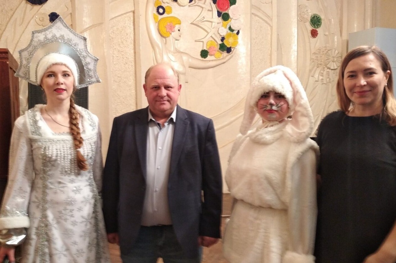 Вместе с артистами воинскую часть посетил глава Петровского района Сергей Ефанов