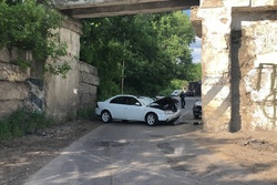 В Котовске иномарка врезалась в бетонную опору моста