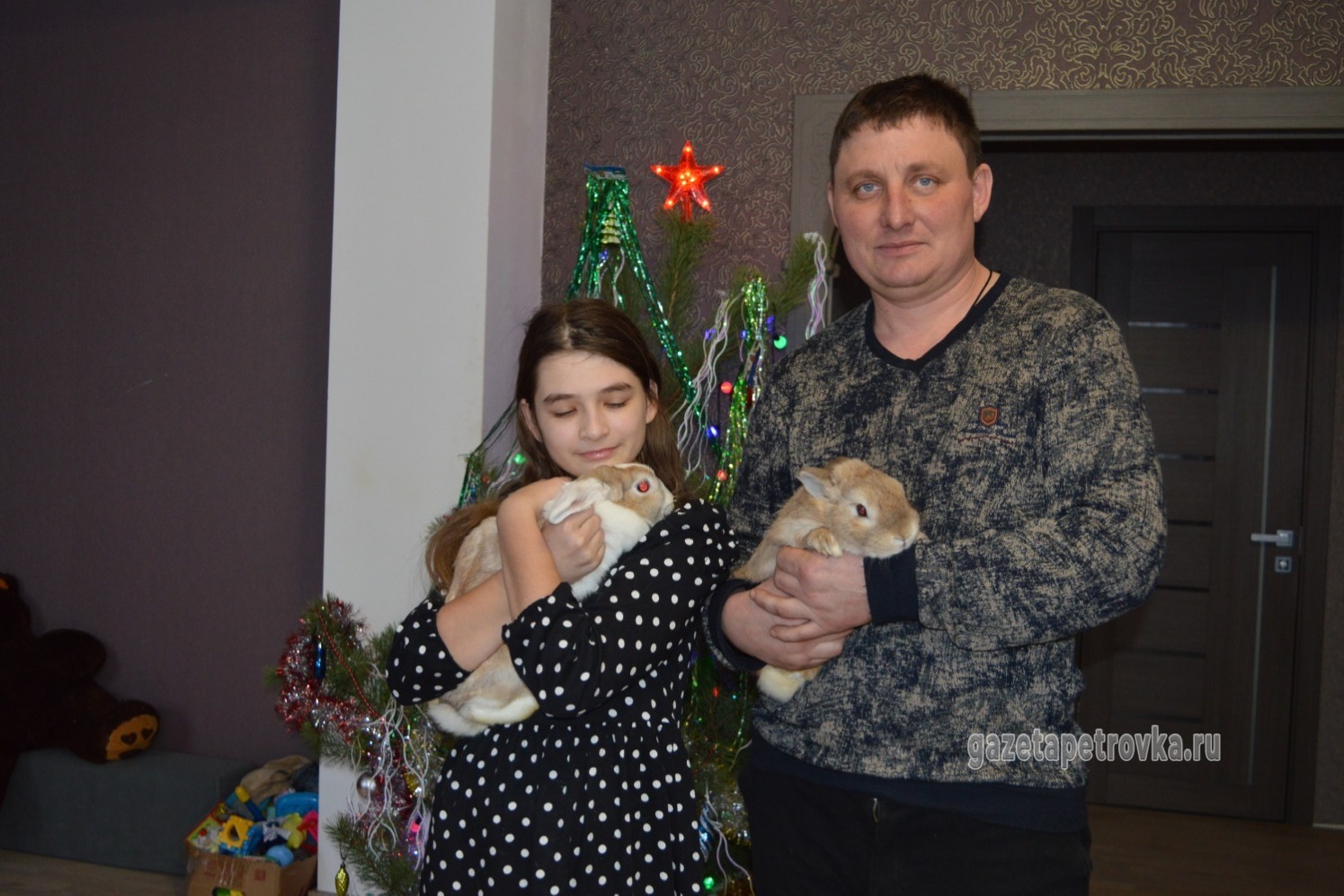 Папа и дочка с кроликами
