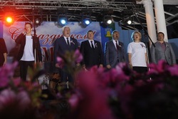 Гимн России вместе с губернатором спели хором 15 тысяч тамбовчан