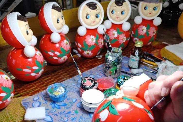 На фабрике «Котовские неваляшки»