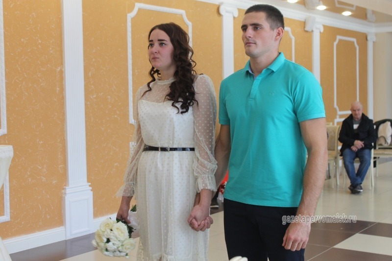 Выходит замуж за дядю