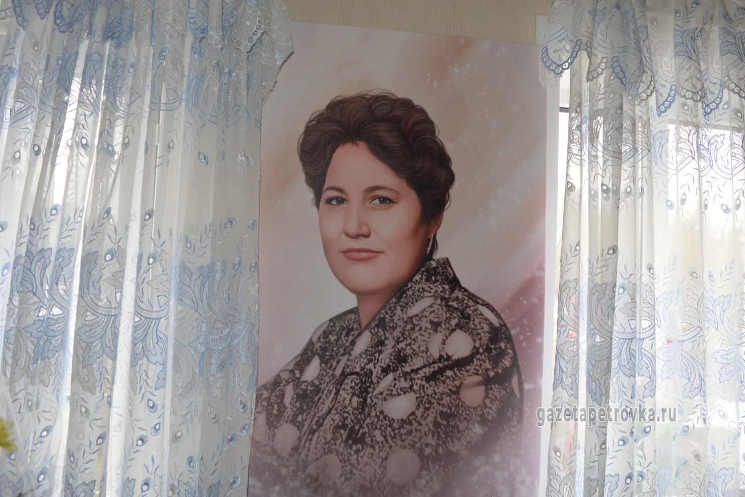 Внук Олег распечатал портрет умершей мамы и повесил на стене у бабушки