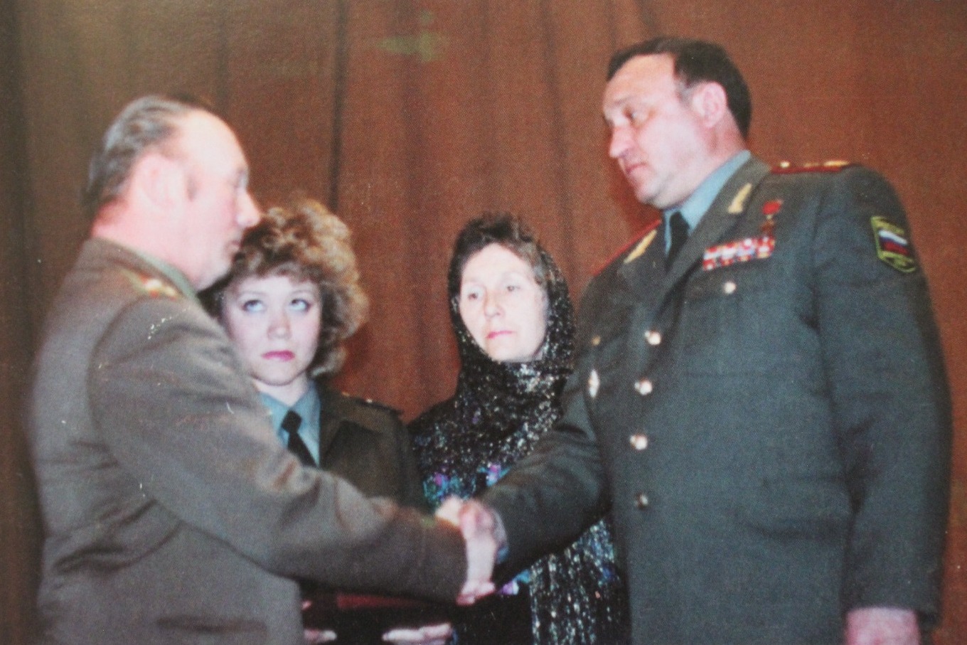 Генерал Павел Грачёв вручает награду родственникам Игоря Петрикова