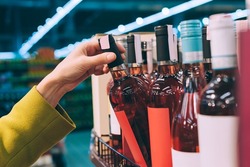 Жительница области получила крупный штраф за продажу алкоголя несовершеннолетней