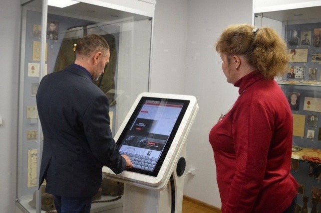 Директор музея Елена Стребкова знакомит гостей с тематической интерактивной экспозицией