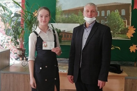 Полина Семёнова с наградой и Игорь Пустовалов