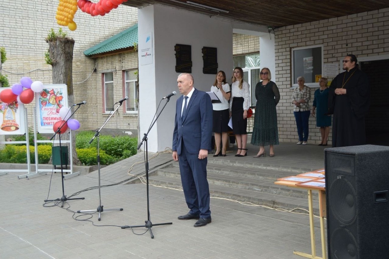 Выпускников поздравил глава города Сергей Павлов