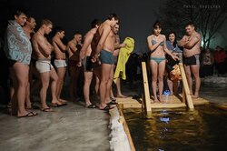 Окунуться и не замерзнуть: как праздновать Крещение