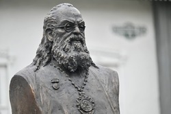 На юге Тамбова открыли бронзовой памятник Архиепископу Луке