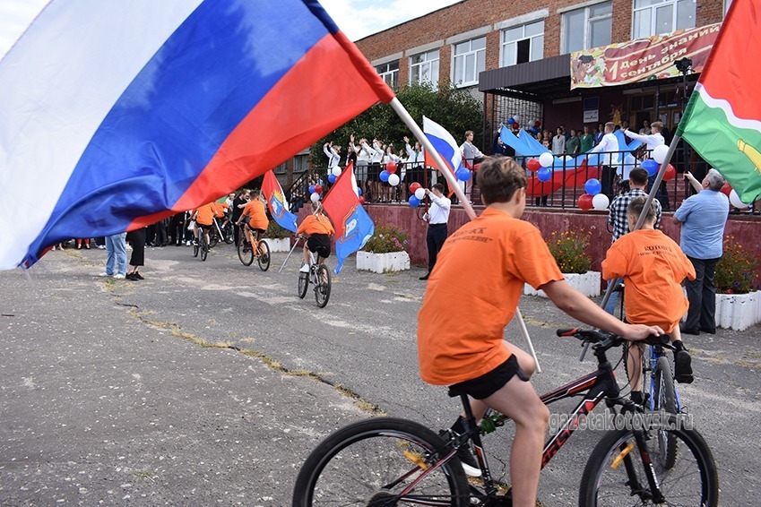 Велопрокат в школе №3 с флагами РФ, Тамбовской области и Котовска