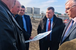 Губернатор Александр Никитин посетил стройплощадку нового спорткомплекса в Мичуринске