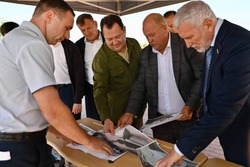 В Петровском округе Глава региона проверил строительство Дома культуры и семейного парка 