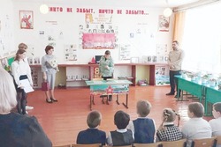 В школе Знаменского округа открыли Парту Героя в честь бойца спецоперации