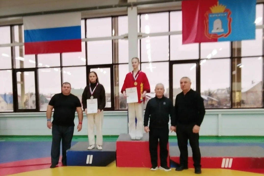 Андрей Дегтярёв и Валерия Лобова (крайние слева) на церемонии награждения