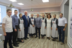 Председатель областной Думы Евгений Матушкин подарил областному медколледжу комплект учебных пособий
