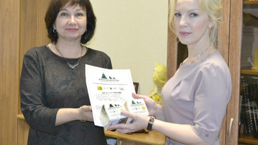Ольга Зотова (слева) принимает из рук Светланы Мироновой  семена главной хвойной красавицы страны. Фото Ольги Смыковой.
