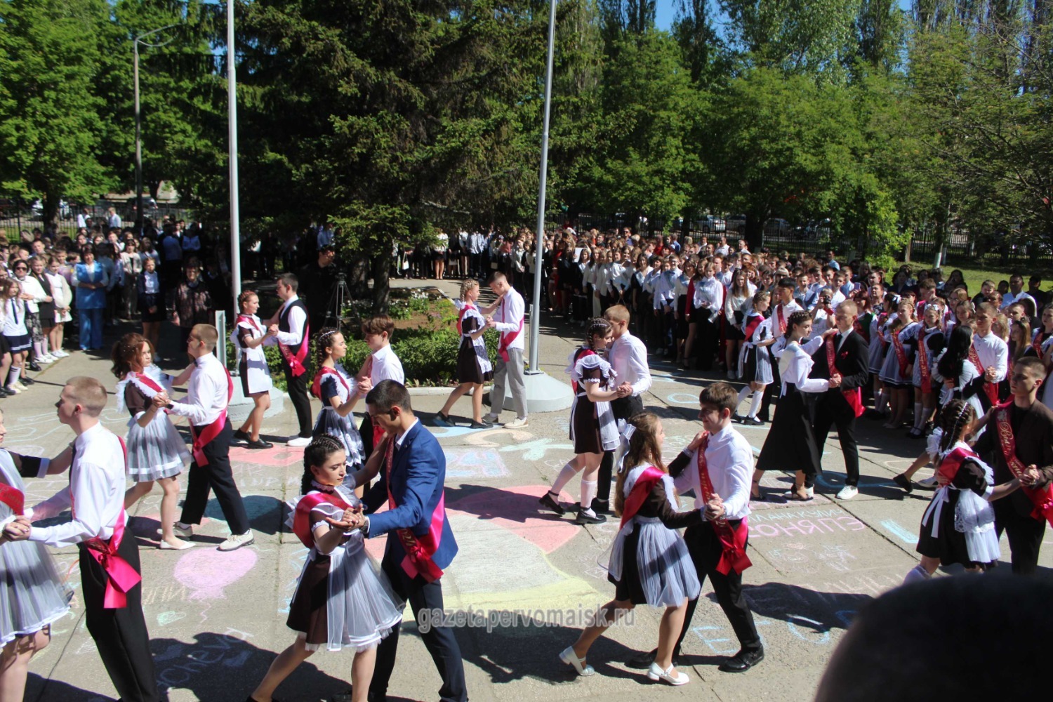 На празднике Последнего звонка в первом корпусе школы